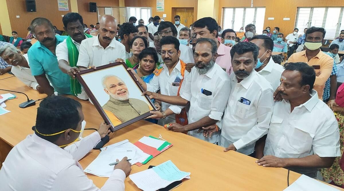 தமிழக அரசை வலியுறுத்தும் பாஜக... அரசு அலுவலகங்களில் பிரதமர் மோடி புகைப்படம்...